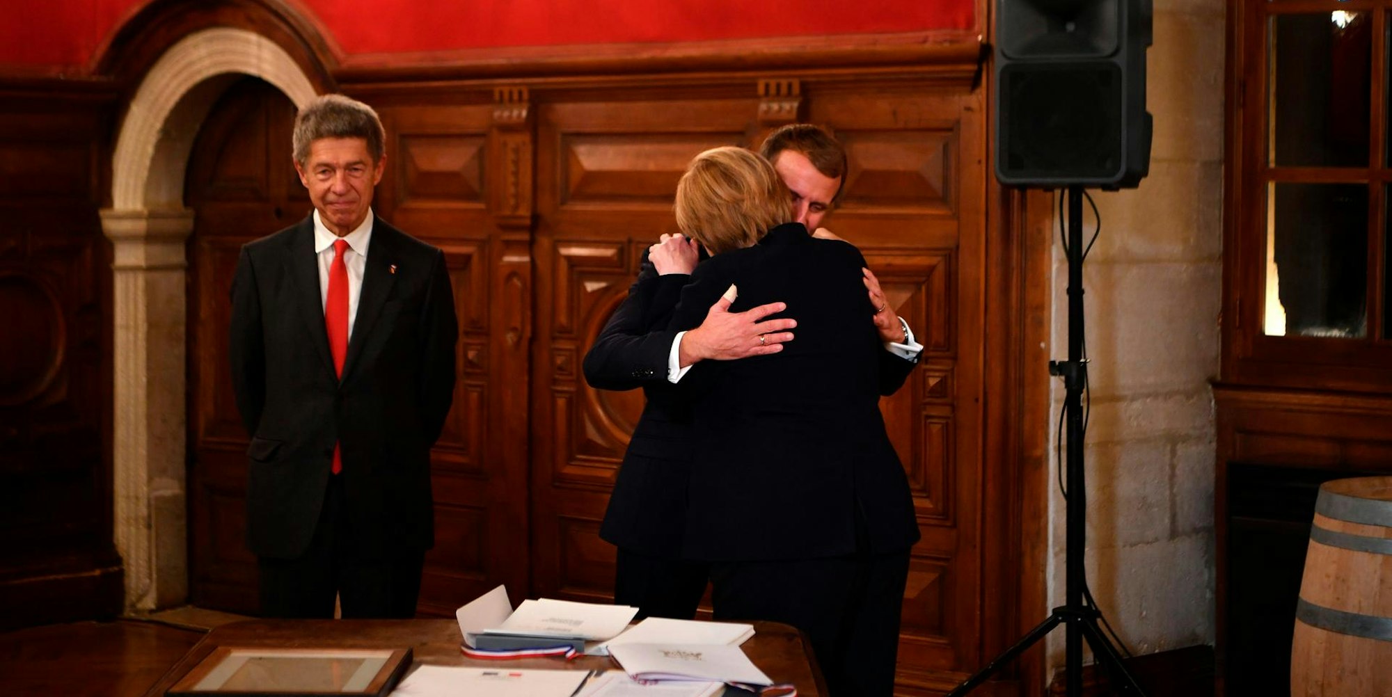 Macron Merkel Umarmung