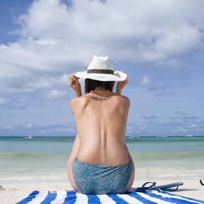 frau_strand_obenohne_imago