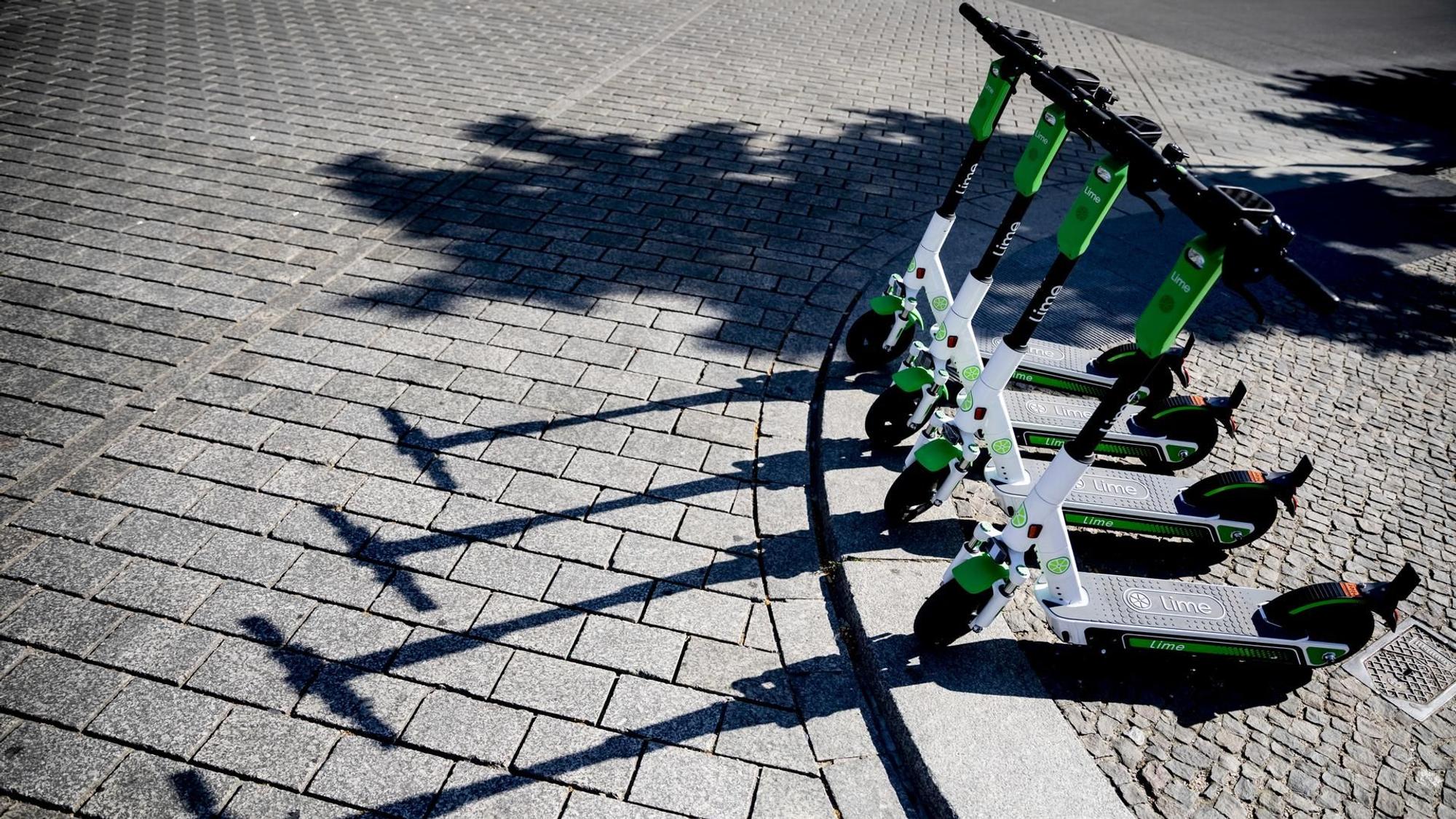 E-Scooter stehen auf dem Bordstein (Symboplbild)