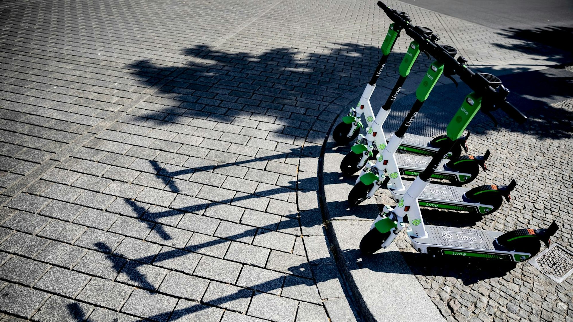 E-Scooter stehen auf dem Bordstein (Symboplbild)