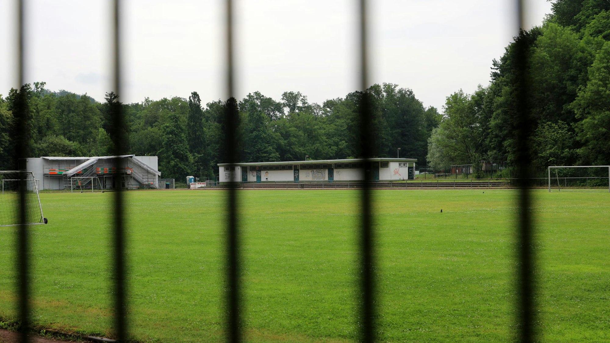 Blick auf das Dhünntalstadion durch einen Zaun.