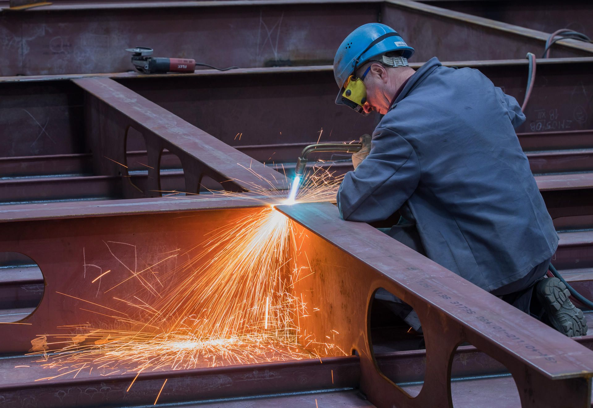 schiffbauer bei der Arbeit