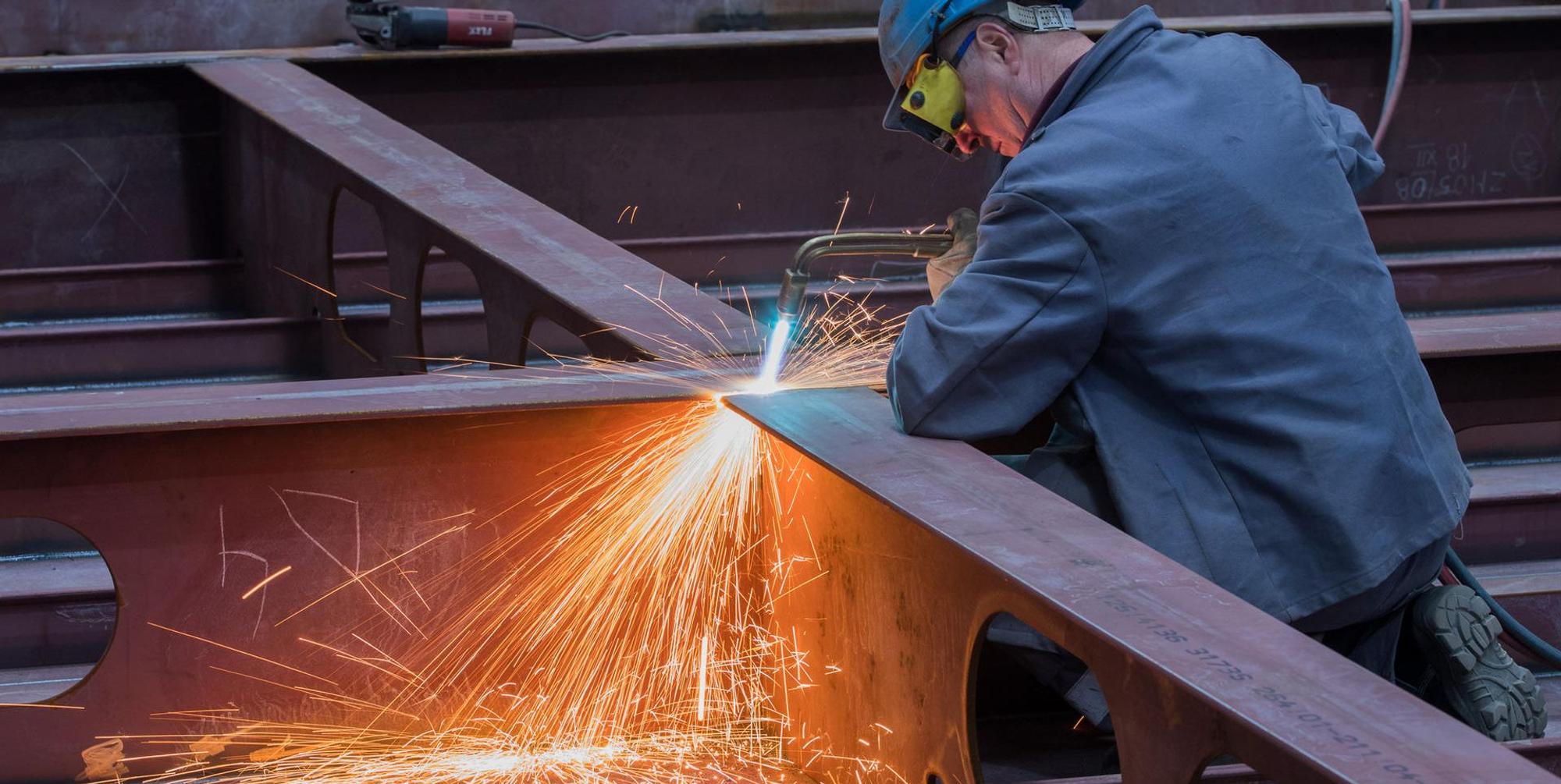 schiffbauer bei der Arbeit