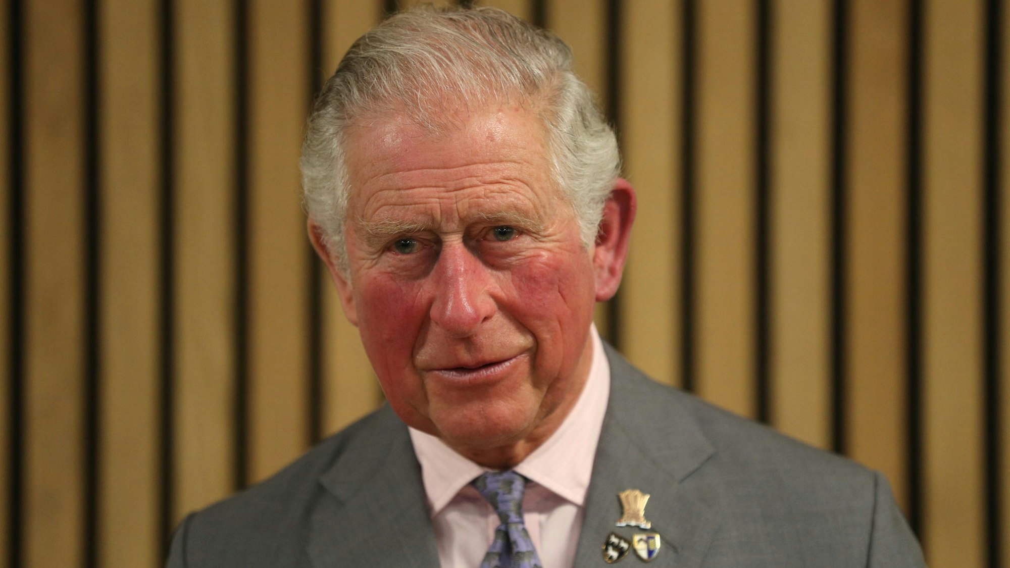 Prinz Charles mit Orden schaut zu den Reportern.