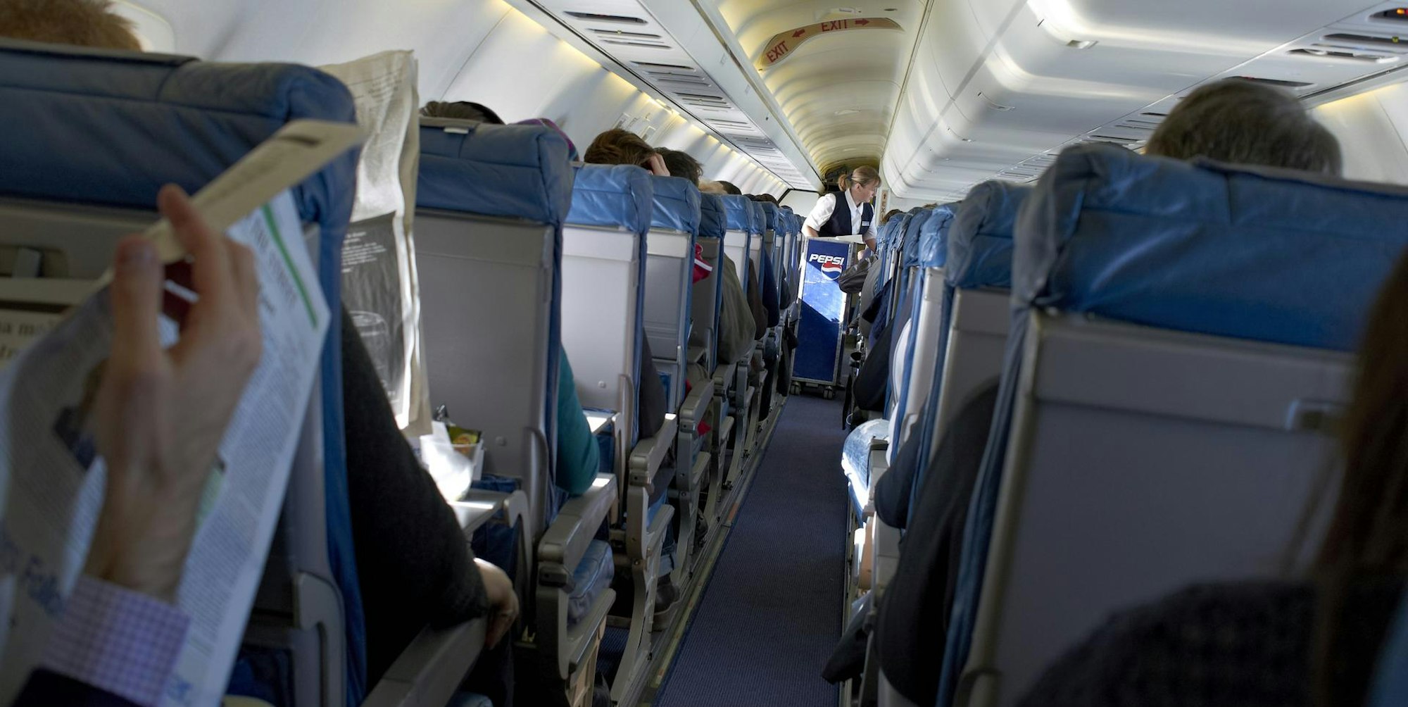 Eine Flugzeugkabine von innen