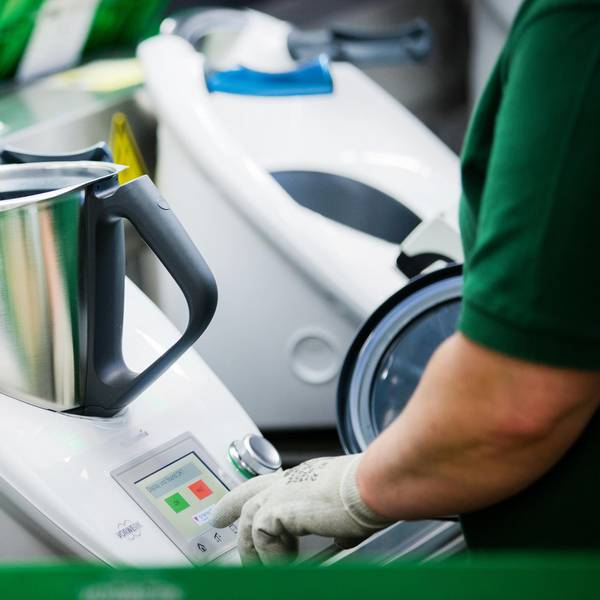 Mehrere Thermomix-Küchengeräte mit silbernen Töpfen in weißen Plastikgehäusen stehen nebeneinander.