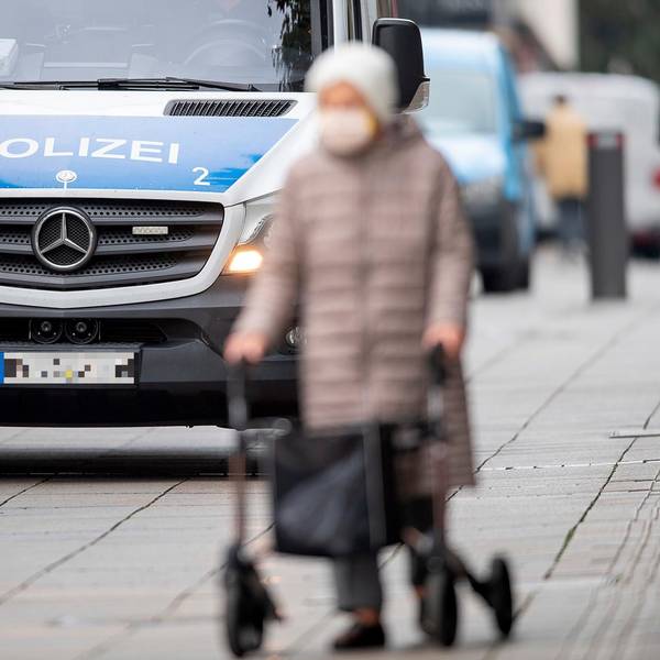 Polizei Symbolbild Frau Rollator