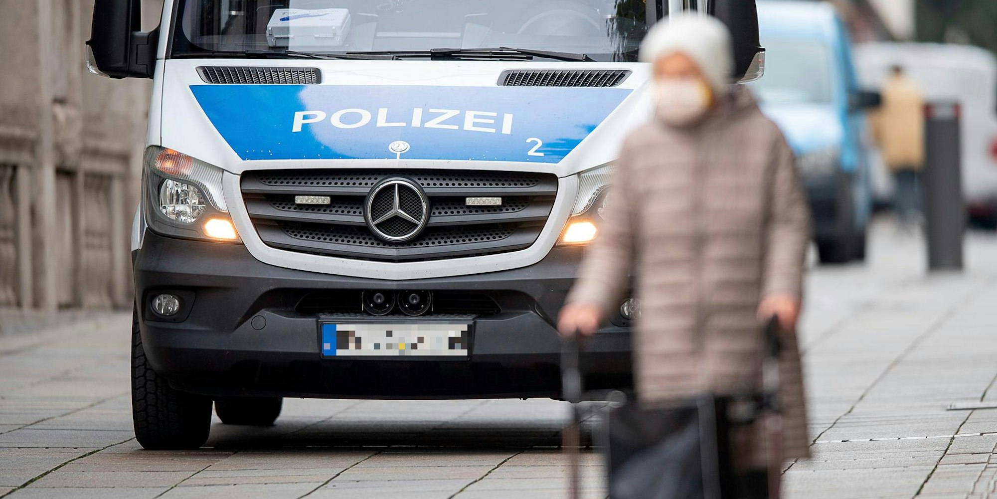 Polizei Symbolbild Frau Rollator