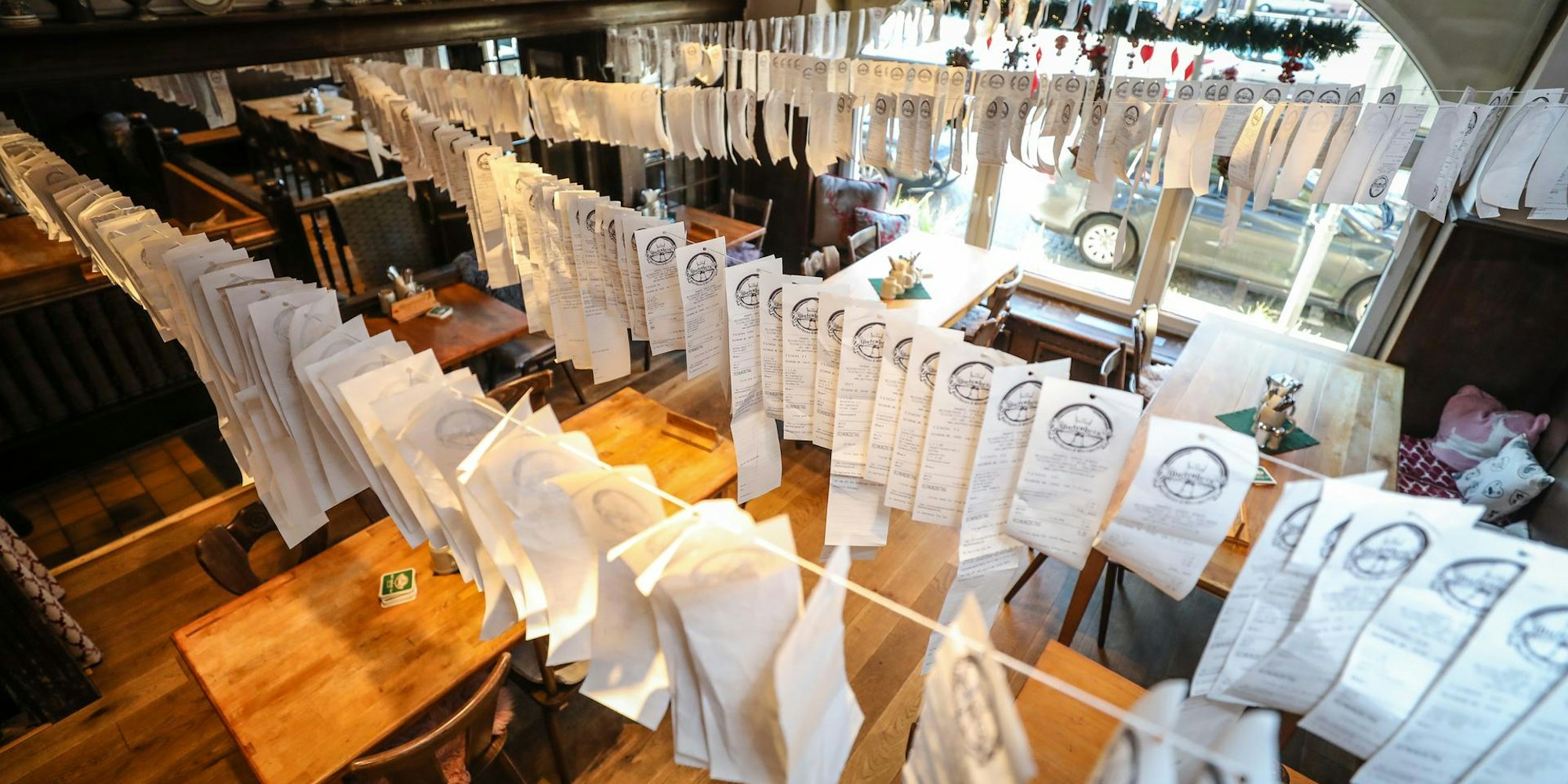 kassenbons an wäscheleine