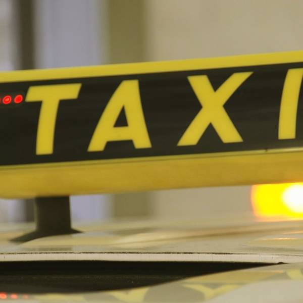 Taxischild mit roten LED