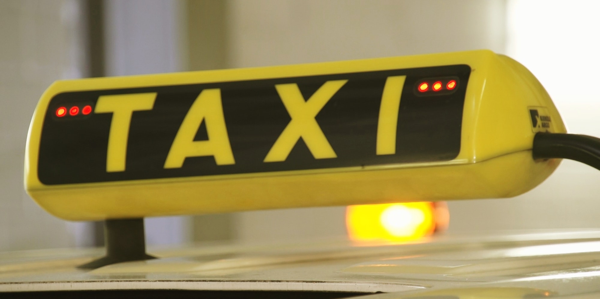 Taxischild mit roten LED