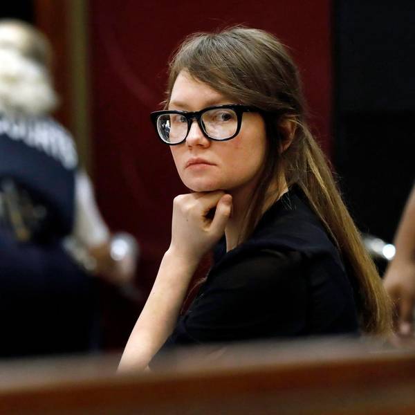 Anna Sorokin sitzt im Gerichtssaal in New York.