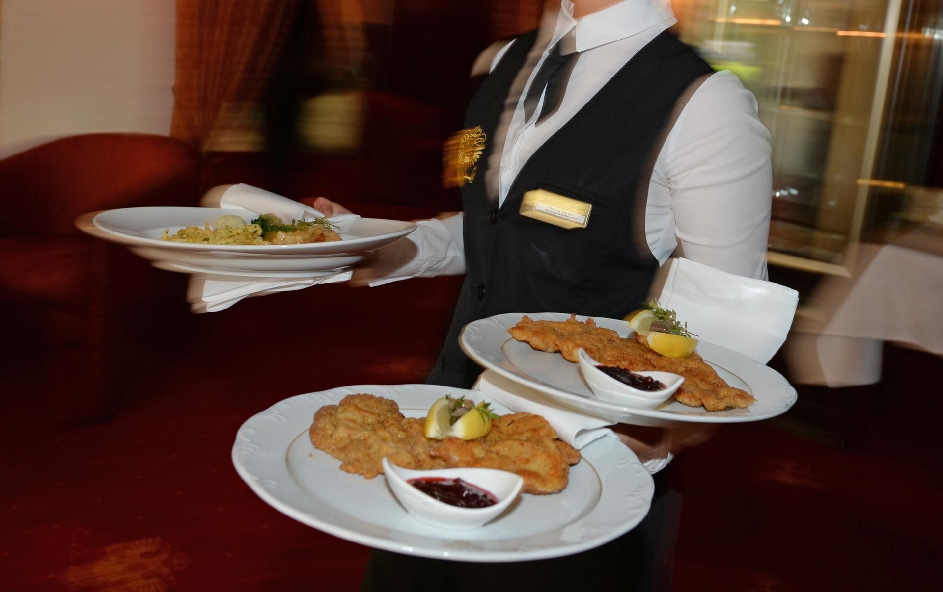 Kellnerin_Schnitzel