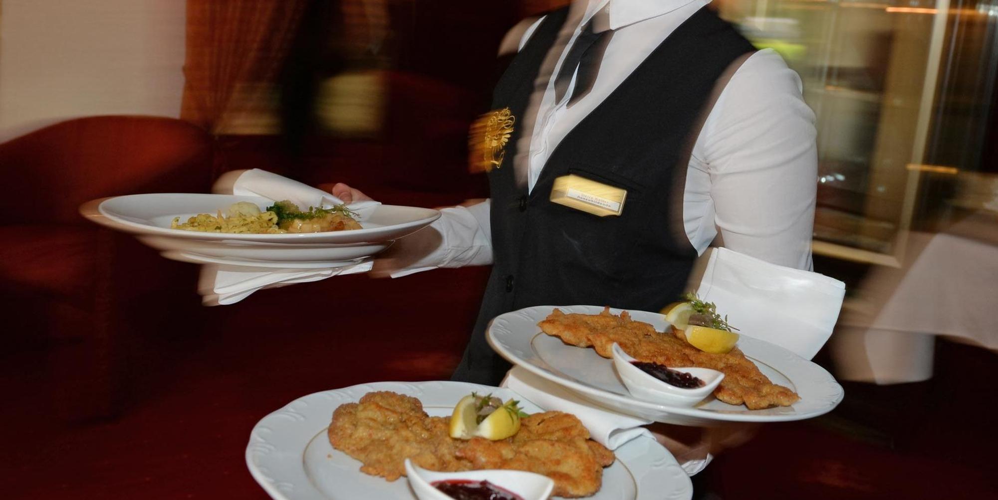 Kellnerin_Schnitzel