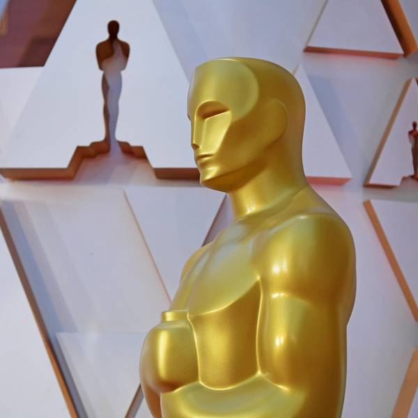 Eine Oscars-Figur bei der Verleihung vor einer weißen Wand.