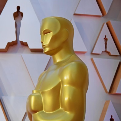 Eine Oscars-Figur bei der Verleihung vor einer weißen Wand.