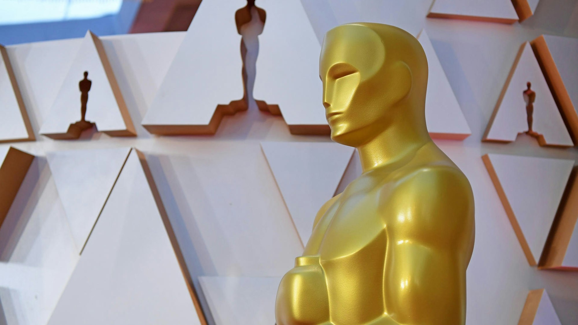 Eine Oscars-Figur bei der Verleihung vor einer weißen Wand.