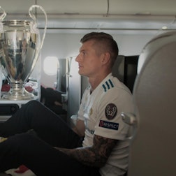 Toni_Kroos_mit_Pokal_und_Sohn_auf_dem_Heimflug_vom_Champ