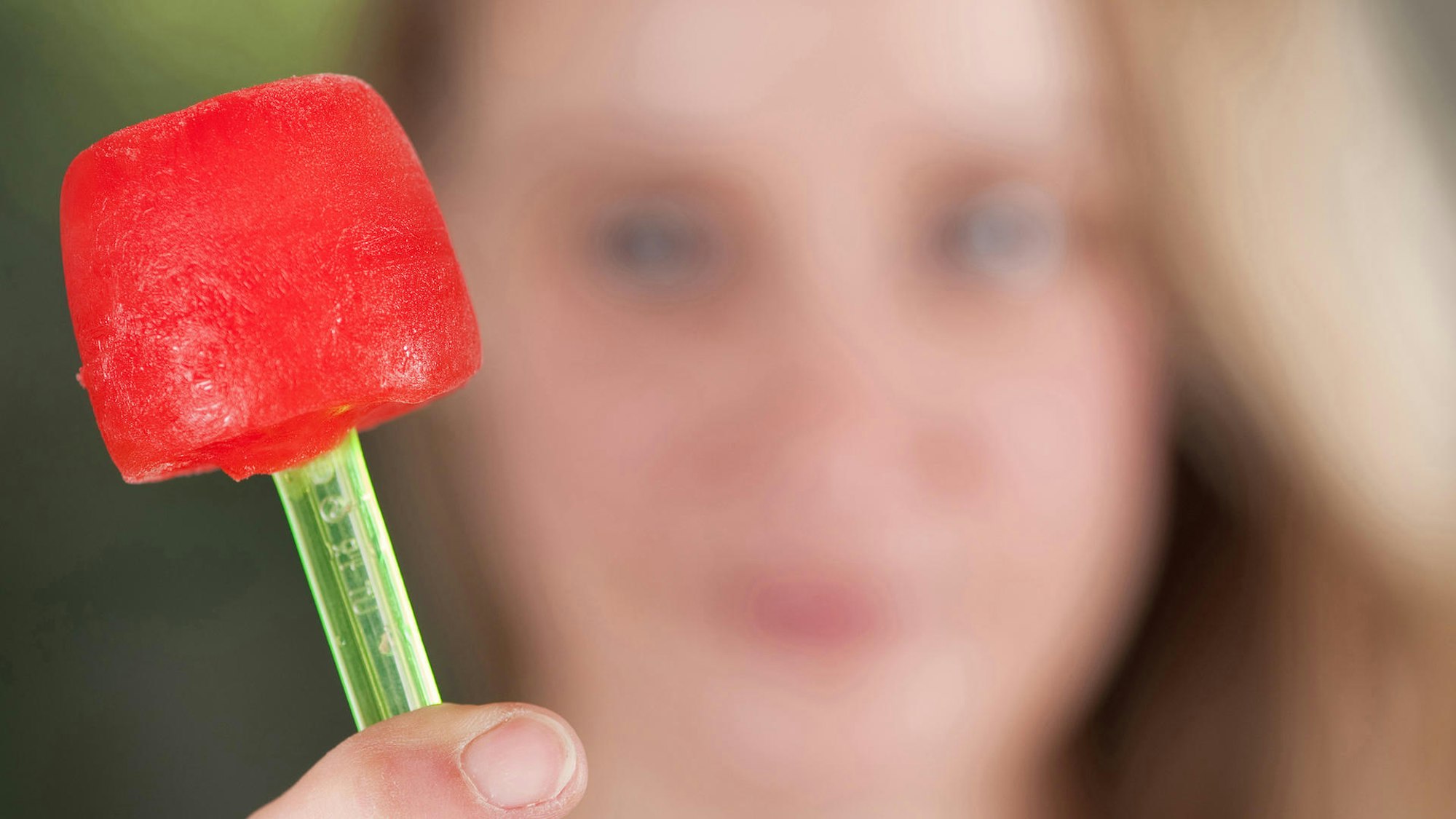 Melonensorbet als Eis am Stiel