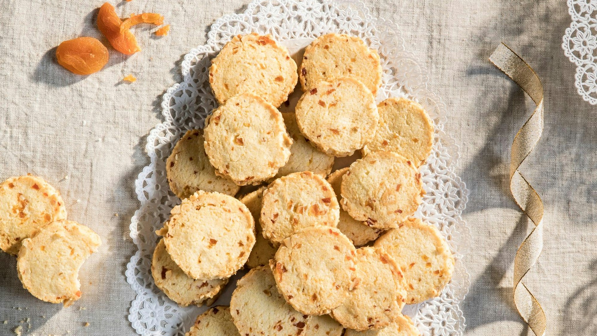 Plätzchen mit Aprikose und Walnuss