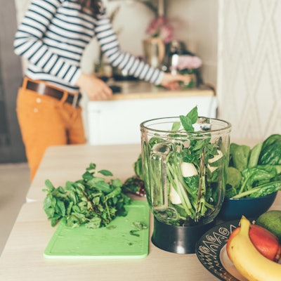 Frau mixt Smoothie Getty Images