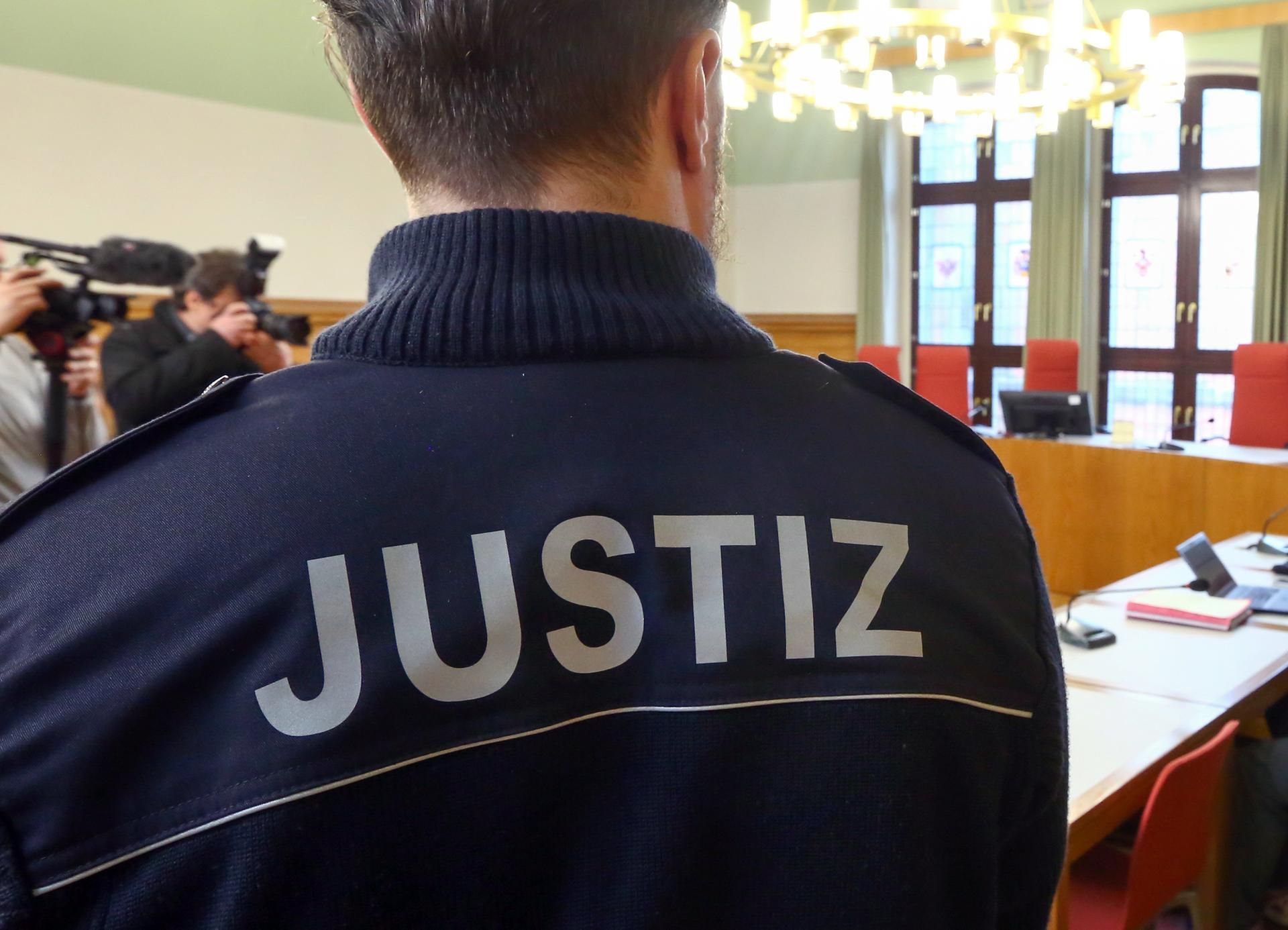 Gerichtsfoto dpa Polizist mit Aufschrift Justiz