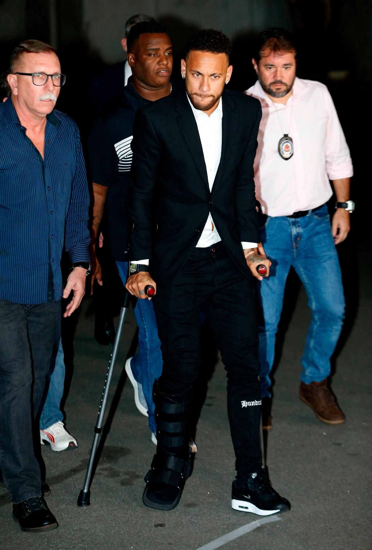 Neymar krücken
