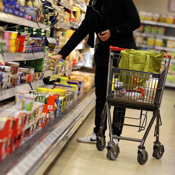 Mann geht im Supermarkt einkaufen