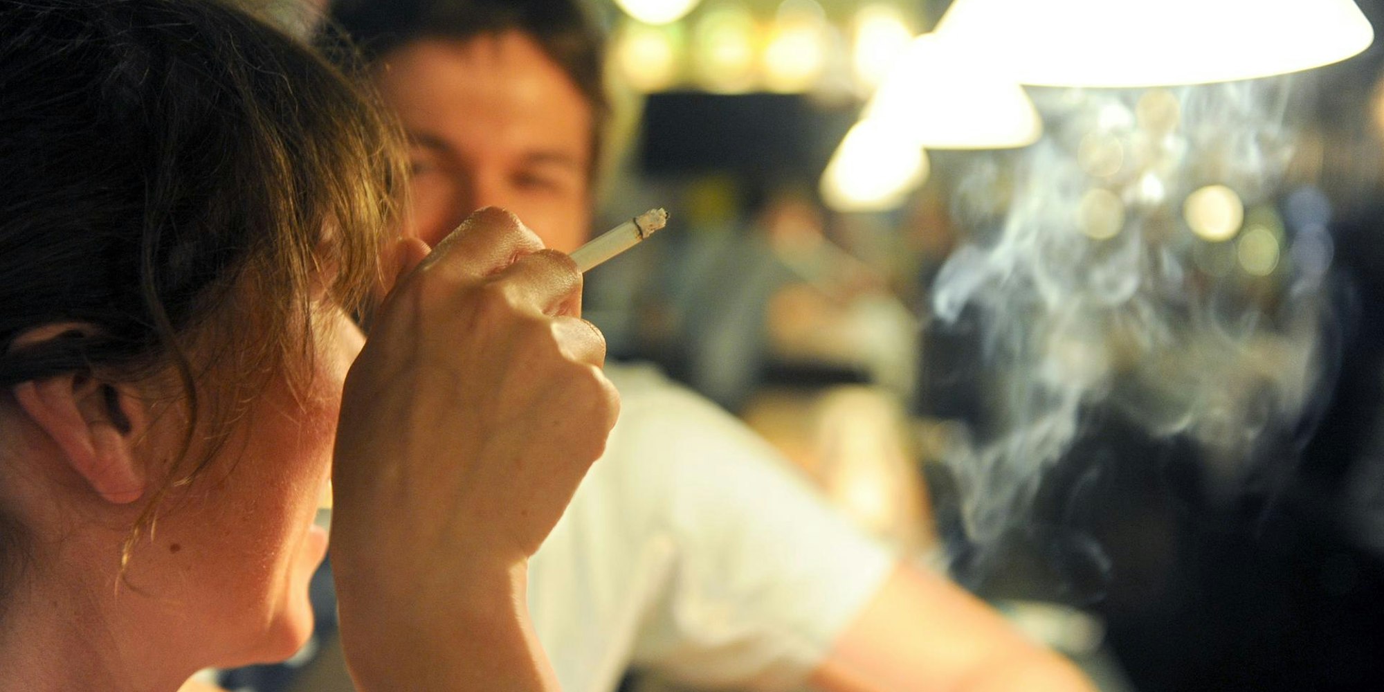 Man und Frau haben ein Date an der Theke