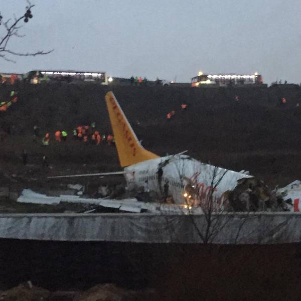 Flugzeug Istanbul auseinandergebrochen