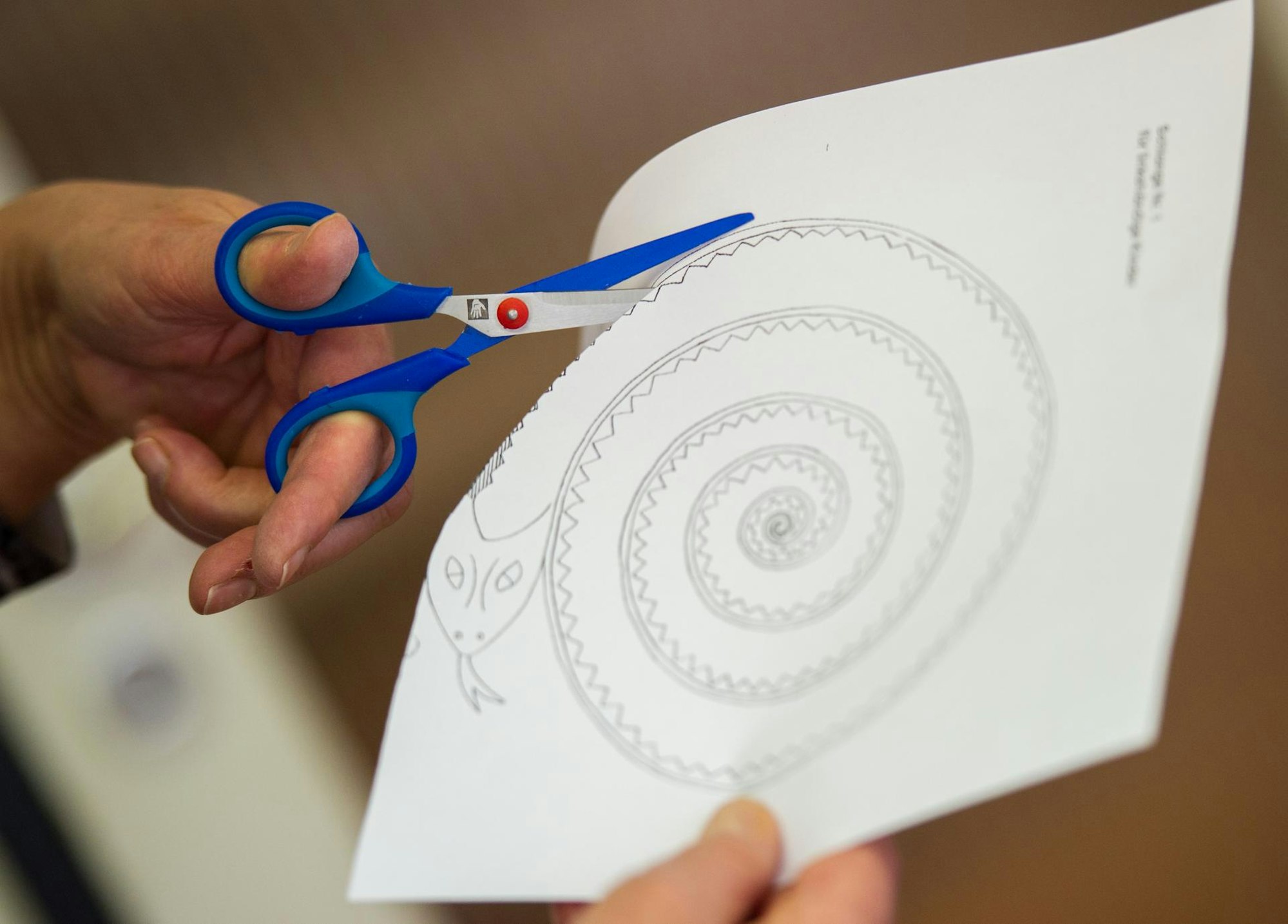 Linkshänder benutzt Schere