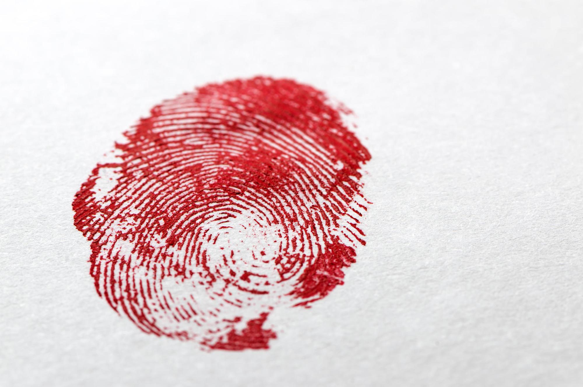 Verbrechen von Nebenan_Blutiger Fingerabdruck_Credit_Elrepho385_GettyImages-495760198