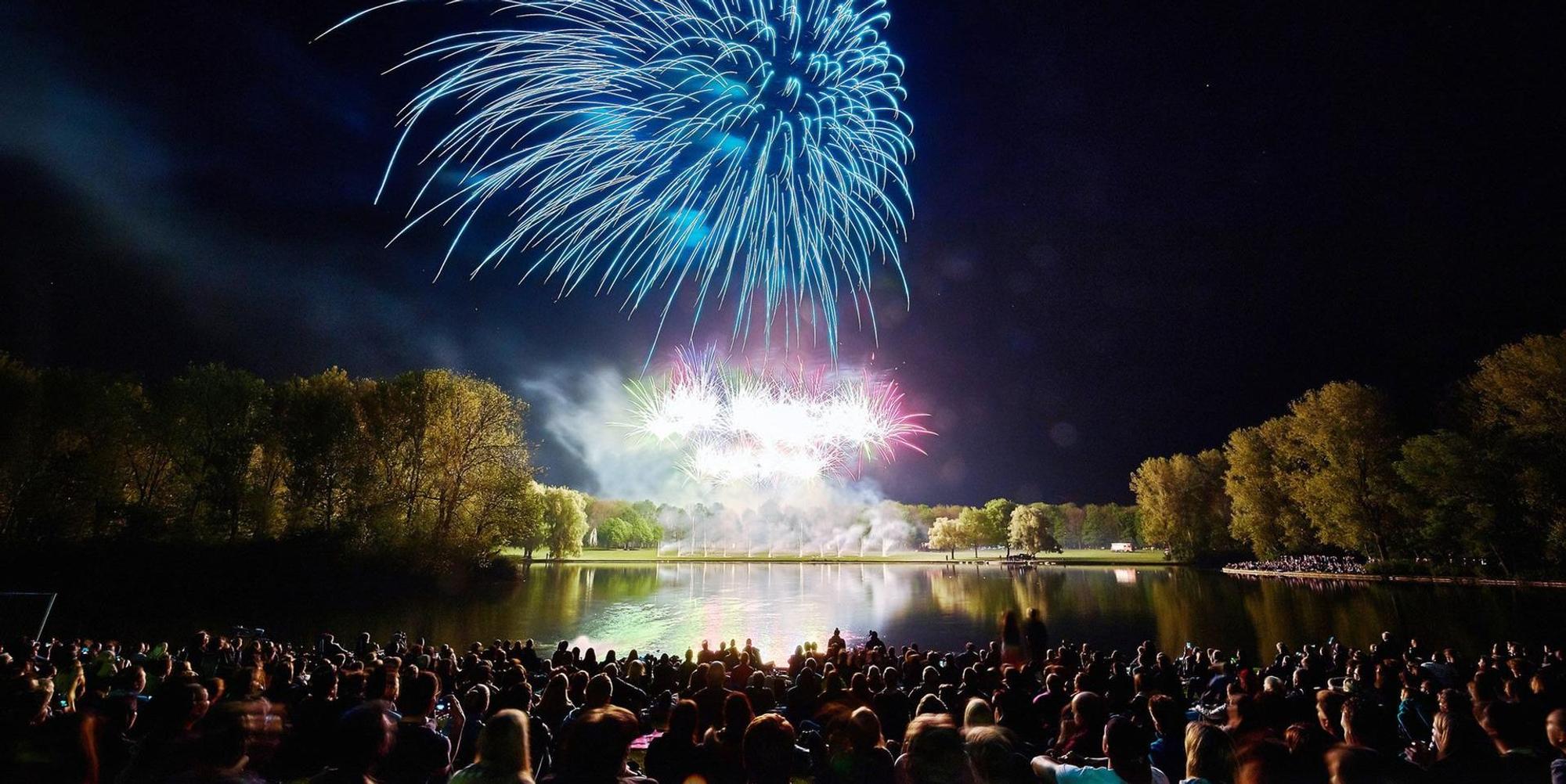Rhein in Flammen dpa