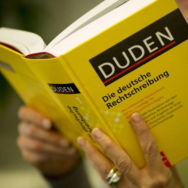 Frau mit Duden in der Hand