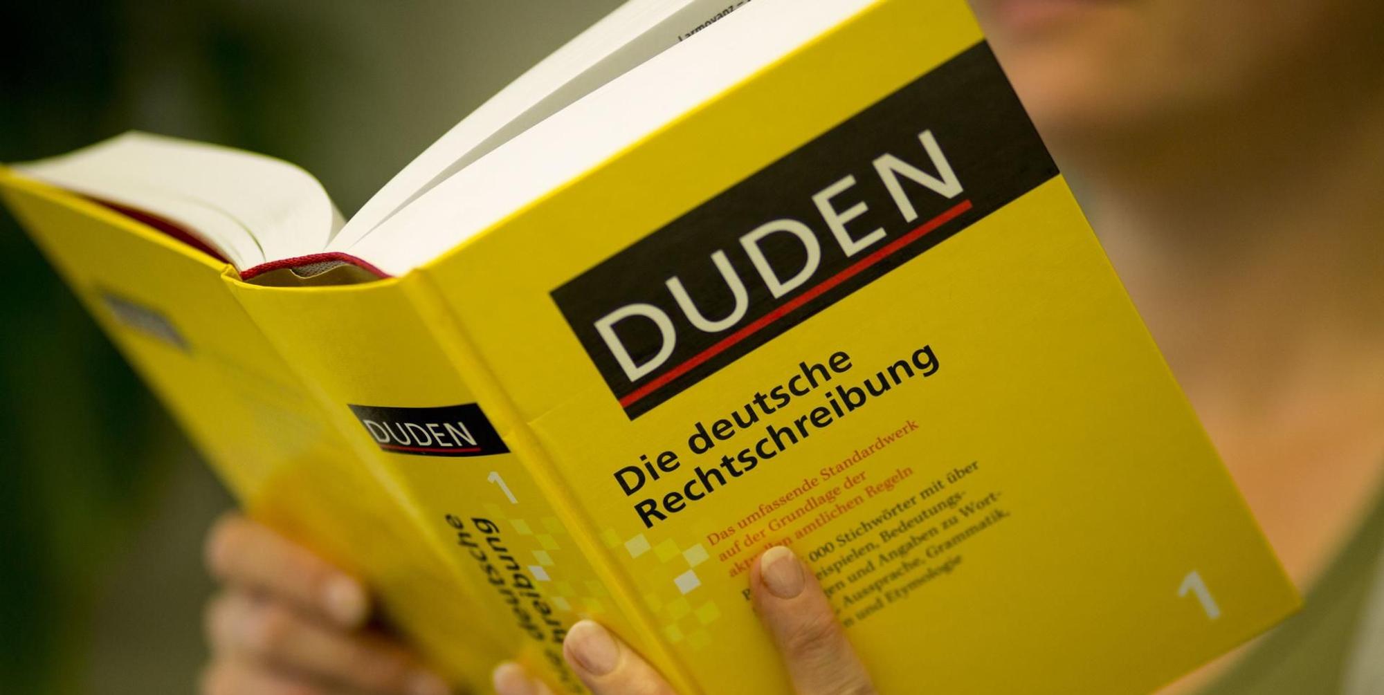 Frau mit Duden in der Hand