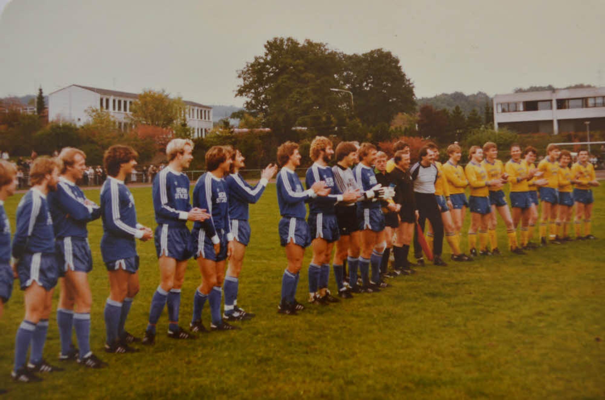 Kurt Brumme hat die Bundesliga-Mannschaft von Arminia Bielefeld (blaue Trikots) zu einem Freundschaftsspiel gegen Rasensport 19 Waldbröl ins Oberbergische gebracht.