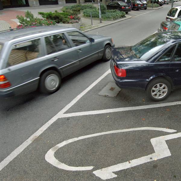 Auto_fährt_an_Behindertenparkplatz_vorbei