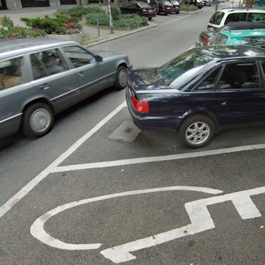 Auto_fährt_an_Behindertenparkplatz_vorbei