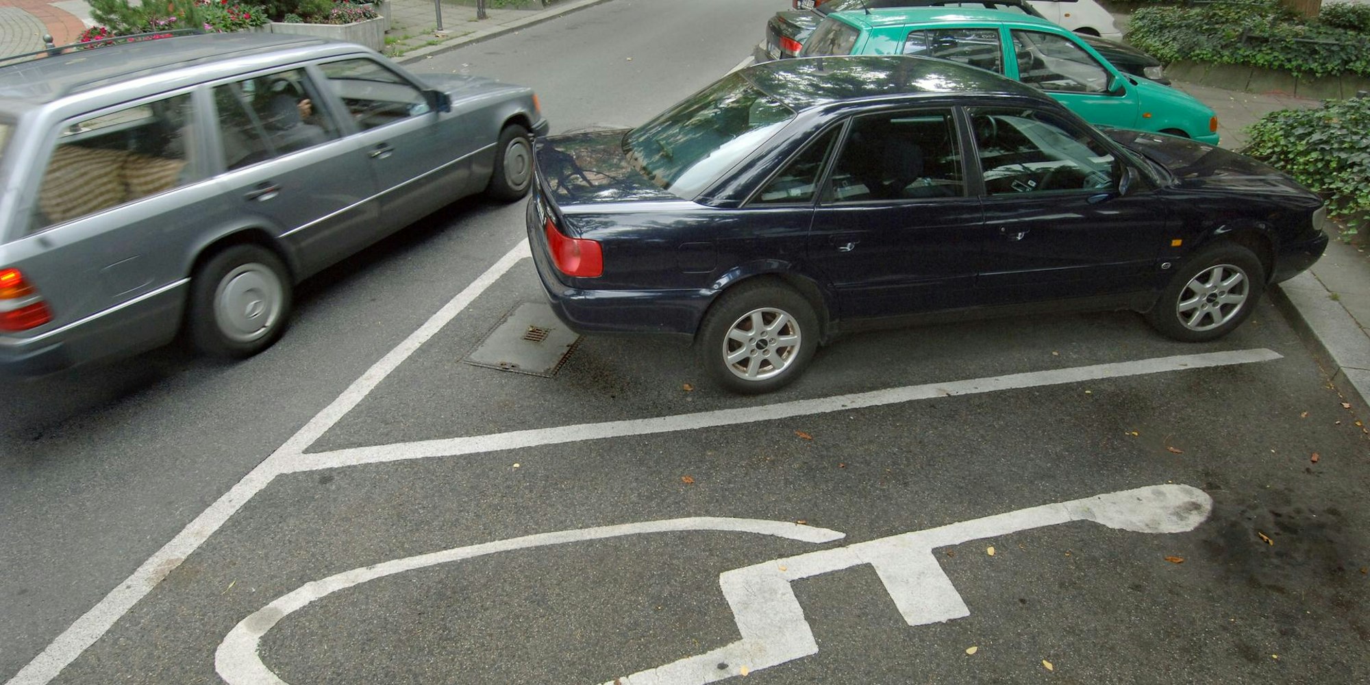 Auto_fährt_an_Behindertenparkplatz_vorbei