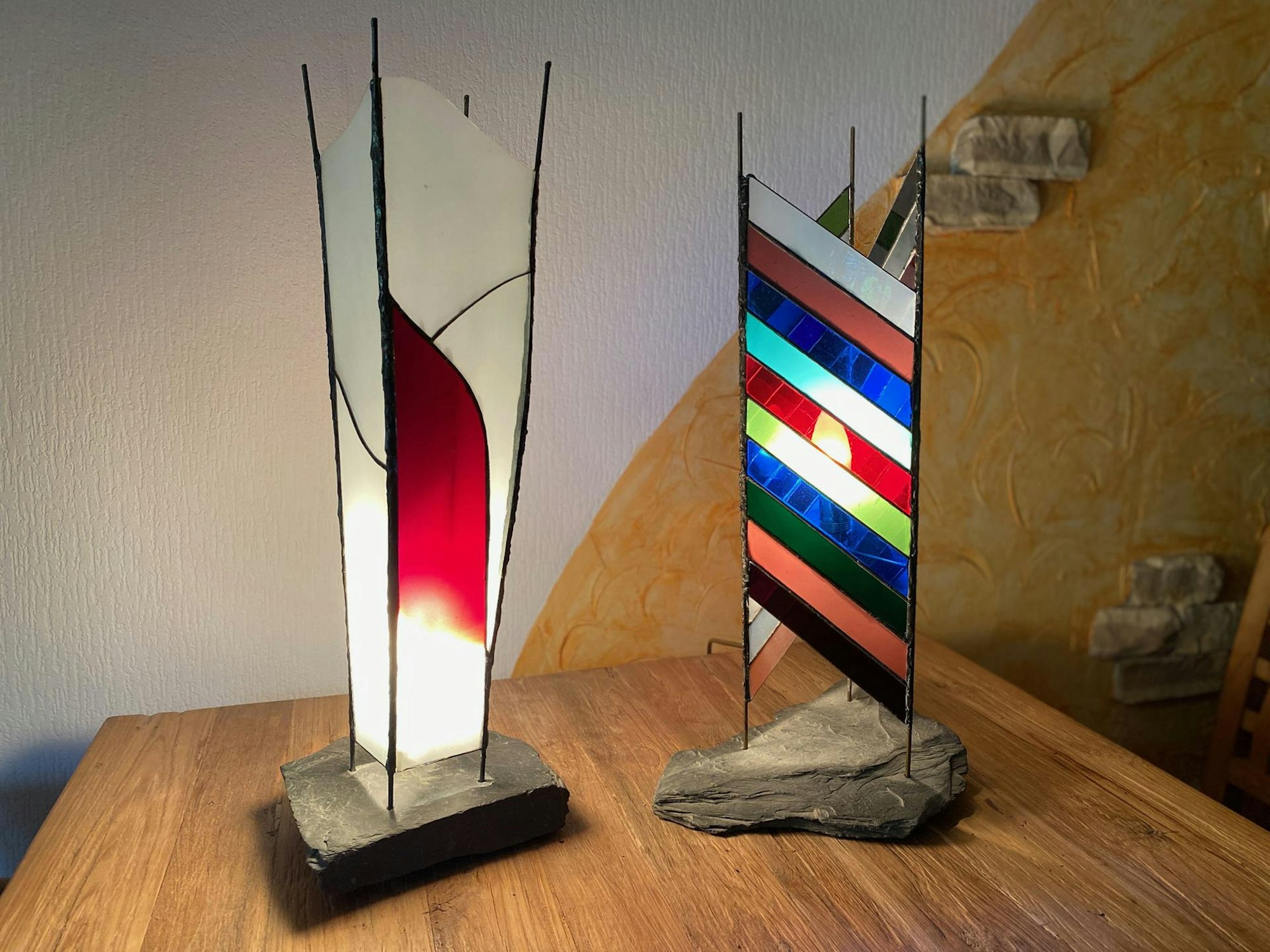 RD_Tiffany_seine Lampen stehen im Wohnzimmer