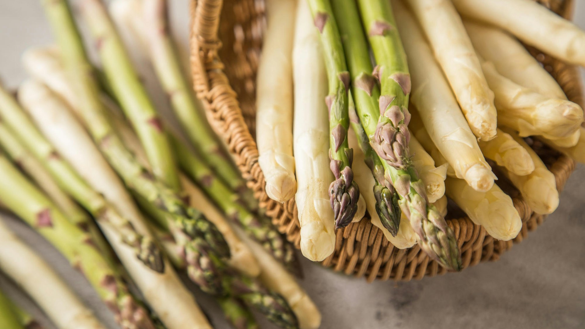 Grüner und weißer Spargel im Korb