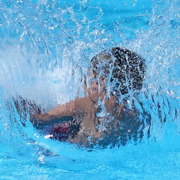 Junge taucht unter Wasser dpa