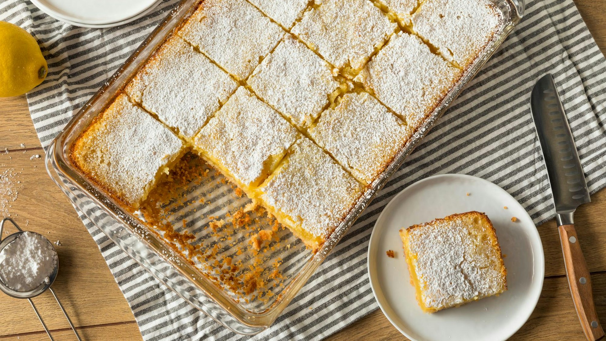 Zitronenkuchen mit Puderzucker