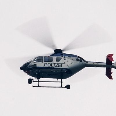 Polizeihubschrauber bei grauem Himmel Symbolbild dpa