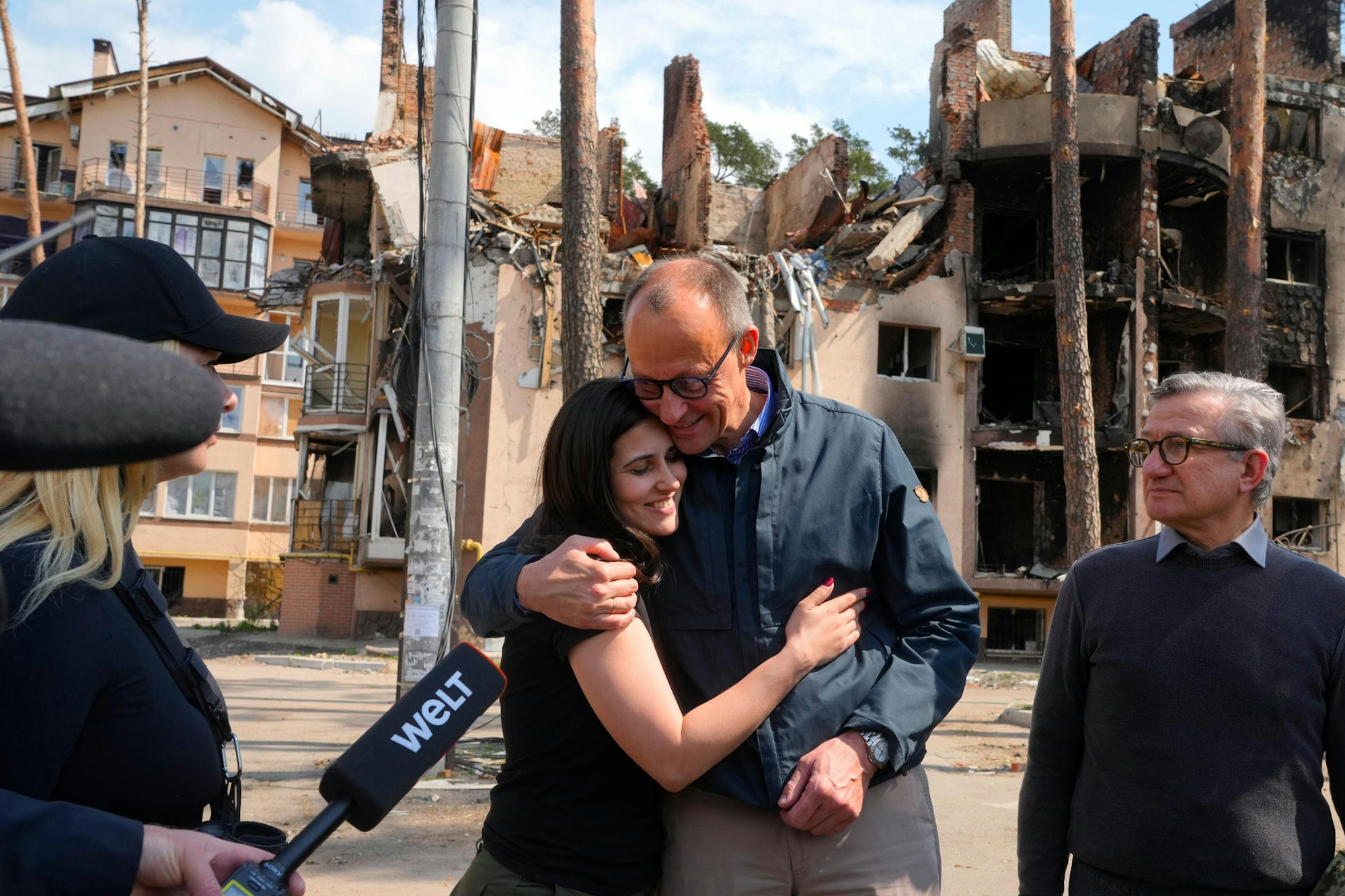 Merz umarmt Frau Ukraine
