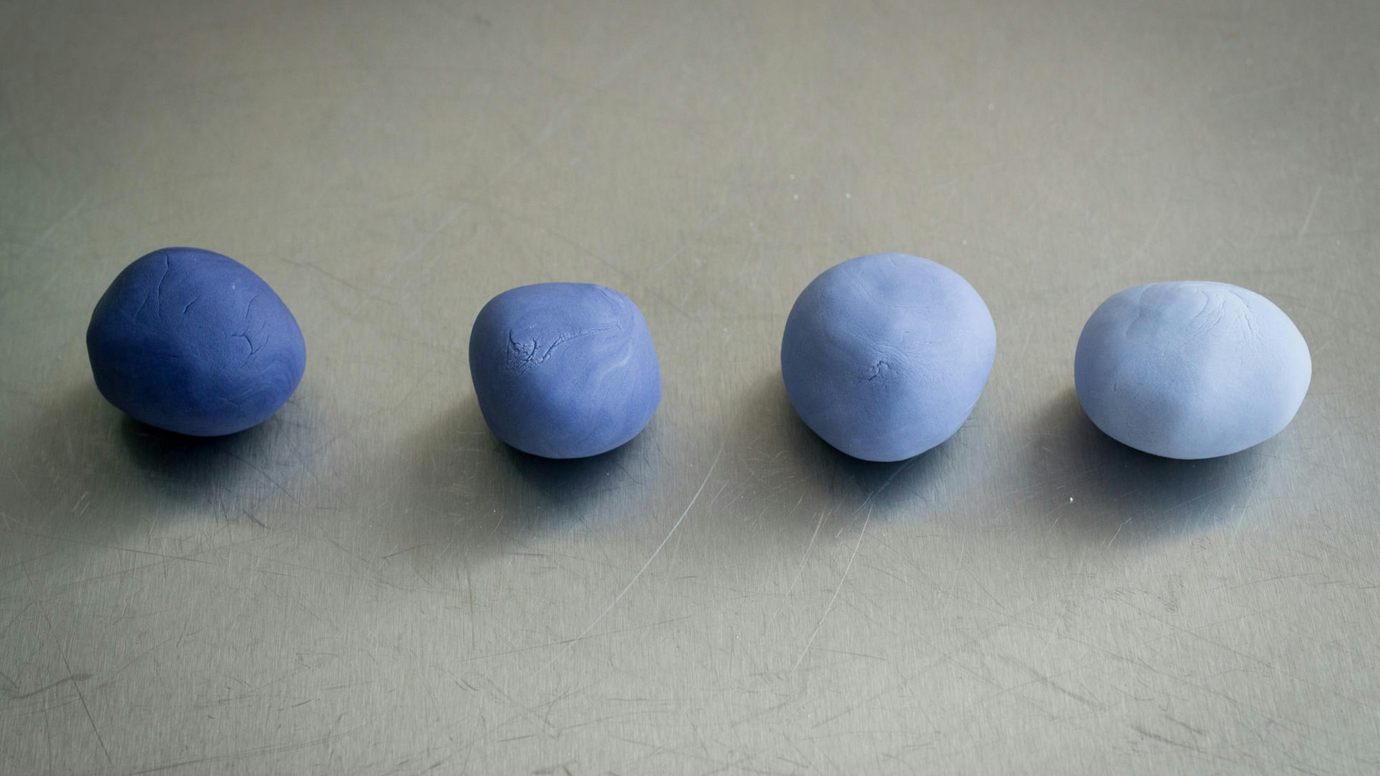 Fondant Bälle liegen auf einer Tischplatte