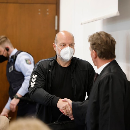 Drach begrüßt seinen Anwalt