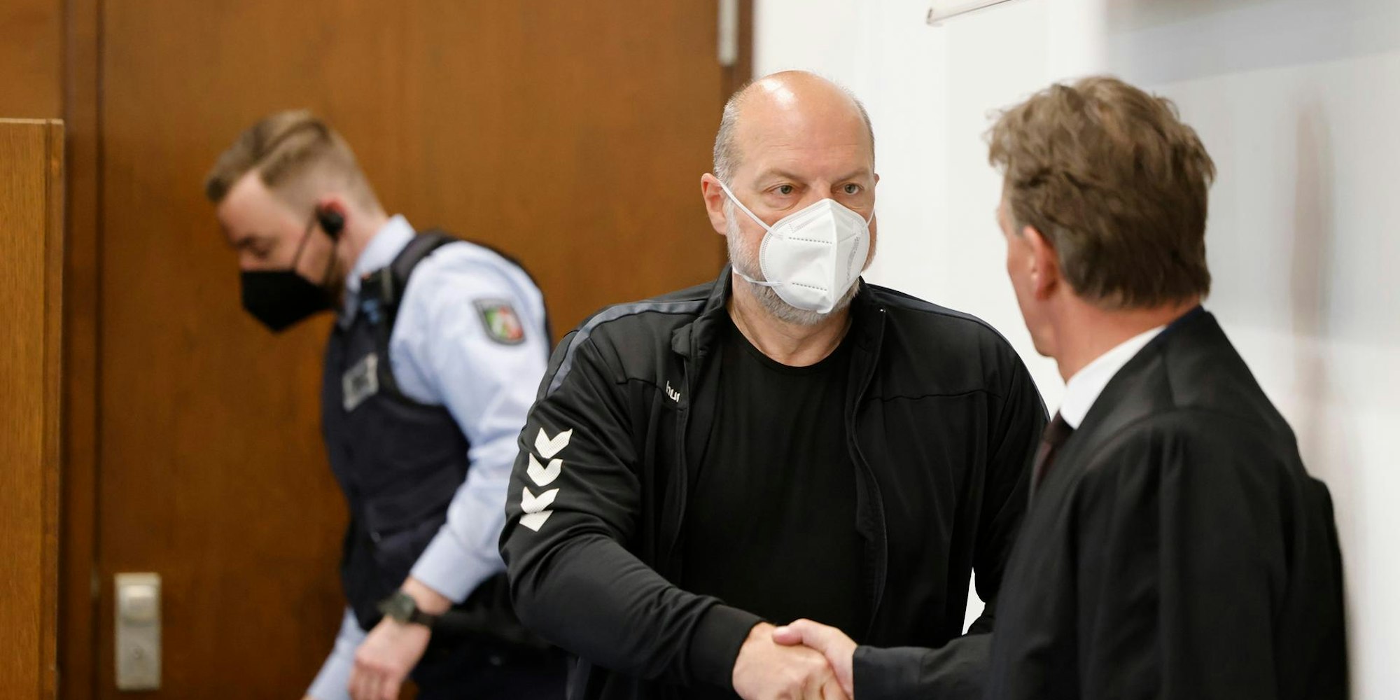 Drach begrüßt seinen Anwalt