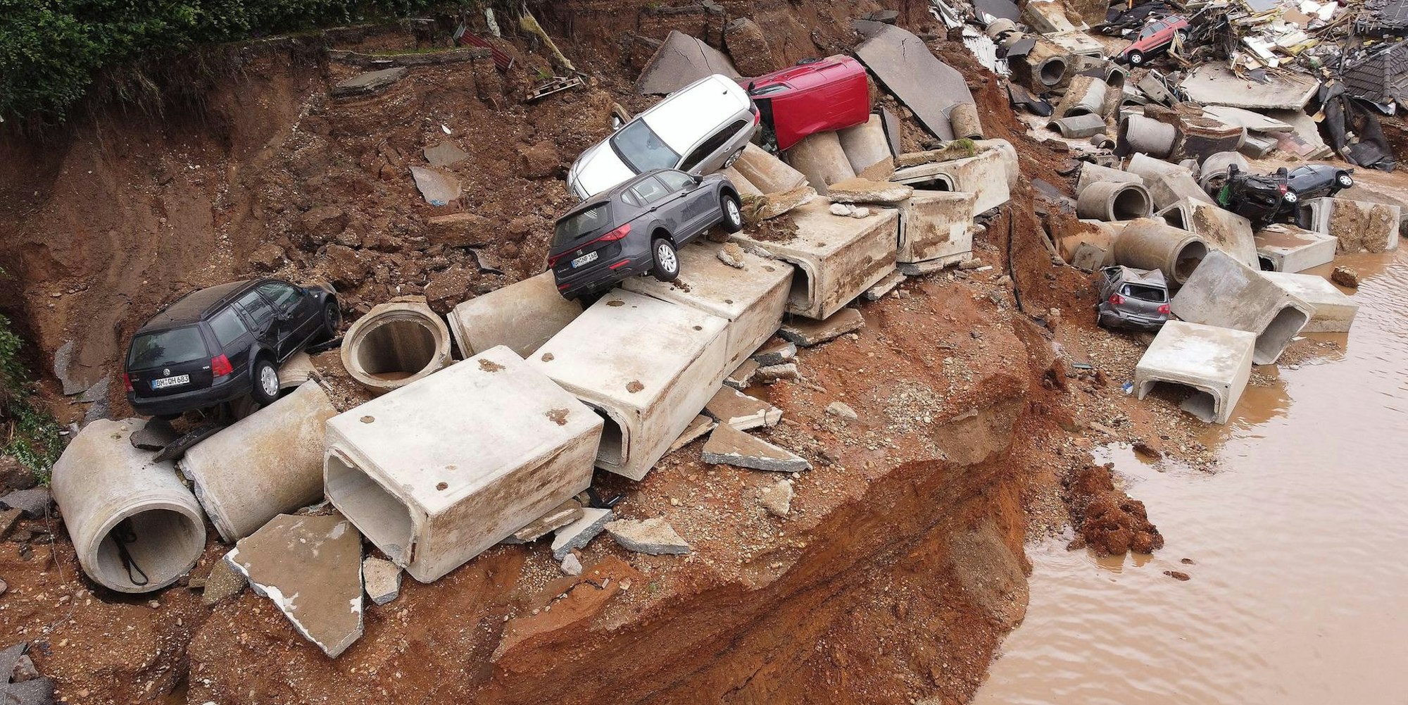 Flutkatastrophe Blessem Autos dpa