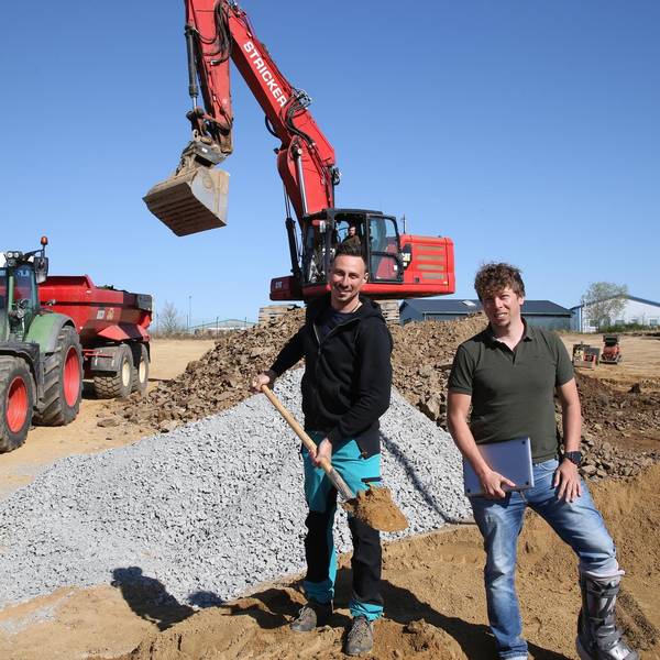 Zwei Brüder auf einer Baustelle.